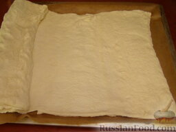 "Стеганый" пирог из слоено-дрожжевого теста: Противень застелить пекарской бумагой. Тесто аккуратно развернуть прямо на противне.