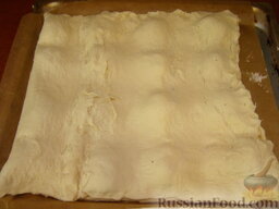 "Стеганый" пирог из слоено-дрожжевого теста: Накрыть начинку второй половиной теста. Защипнуть края.    Включить духовку для разогрева.