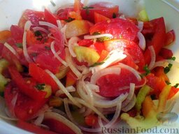 Салат "Летняя мозаика": Заправить овощной салат заправкой и хорошо перемешать.  Салат 