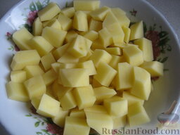 Легкий супчик с цветной капустой: Как приготовить суп из цветной капусты:    Поставить кипятиться 2,5 л воды. Тем временем очистить и помыть картофель. Нарезать кубиками.