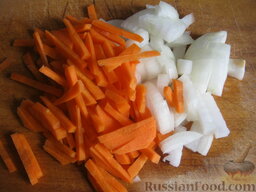 Легкий супчик с цветной капустой: Морковь и репчатый лук очистить и помыть. Лук нарезать кубиками, а морковь тонкой соломкой.