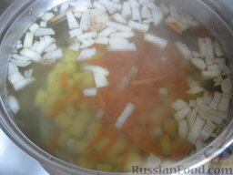 Легкий супчик с цветной капустой: В кипящую воду опустить картофель, половину моркови и лука, рис. Варить 15 минут.