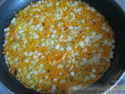 Легкий супчик с цветной капустой: Разогреть сковороду, налить растительное масло. Выложить вторую часть лука и моркови. Тушить на среднем огне, помешивая, 5-7 минут.