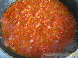 Легкий супчик с цветной капустой: Затем добавить тертые помидоры. Протушить все вместе около 5 минут, помешивая.