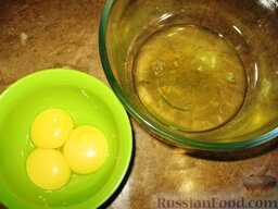 Кексы со сливами: Как приготовить кексы со сливами:    Яичные желтки отделить от белков. Взбить яичные желтки с сахарным песком и ванильным сахаром.