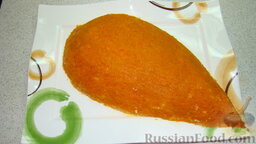 Салат "Морковь": Натереть морковь на мелкой терке, сгладить ложкой верхний слой.
