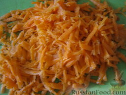 Баклажаны по-корейски: Морковь очистить, помыть  и натереть на терке для корейской моркови или на обычной крупной терке.