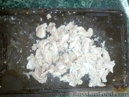 Куриные щи с грибами и лапшой: Курицу порезать и отправить обратно в кастрюлю.