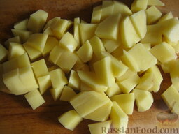 Суп-пюре из чечевицы вегетарианский: Тем временем очистить, помыть и нарезать кубиками картофель.