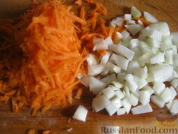 Суп-пюре из чечевицы вегетарианский: Очистить и помыть репчатый лук и морковь. Морковь натереть на крупной терке. Лук нарезать кубиками.