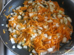 Суп-пюре из чечевицы вегетарианский: Разогреть сковороду, налить растительное масло. В разогретое масло выложить лук и морковь. тушить на среднем огне 5-7 минут, помешивая. Добавить специи. Потушить 1-2 минуты.
