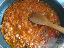 Суп-пюре из чечевицы вегетарианский: Добавить тертые помидоры, перемешать, тушить все вместе 1-2 минуты.