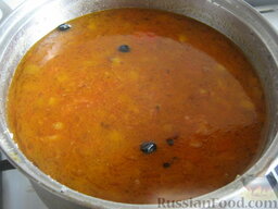 Суп-пюре из чечевицы вегетарианский: Добавить зажарку в суп, размешать. Посолить и снять с огня.