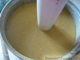 Суп-пюре из чечевицы вегетарианский: С помощью блендера измельчить суп в жидкое пюре. В суп-пюре из чечевицы добавить сметану. Дать настояться супу 15 минут под крышкой.