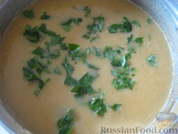 Суп-пюре из чечевицы вегетарианский: Помыть и мелко нарезать зелень. Добавить в суп. Суп-пюре из чечевицы вегетарианский готов.