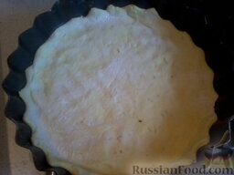 Творожный пирог с мясом и капустой: Тесто разделить на 2 неравные части: бОльшую часть раскатать в пласт толщиной 0,5 см и выложить в форму (ничем не смазанную), делая бортики.
