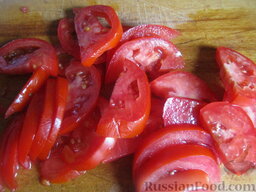 Салат из баклажанов и помидоров со сладким перцем: Помидоры помыть, нарезать полукольцами.