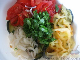 Салат из баклажанов и помидоров со сладким перцем: Все овощи сложить в миску.