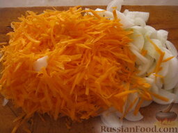 Плов из мидий в мультиварке: Морковь и репчатый лук очистить и помыть. Морковь натереть на крупной терке. Лук нарезать полукольцами.