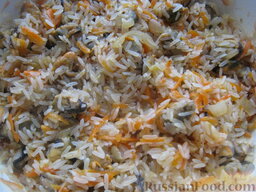 Плов из мидий в мультиварке: Выложить рис, мидии, чеснок прямо в шелухе. Добавить соль, перец, лавровый лист и специи. Перемешать.