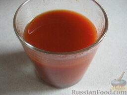 Плов из мидий в мультиварке: Вскипятить чайник. Развести в кипятке 1 ст. ложку томат-пасты.