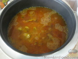 Плов из мидий в мультиварке: Вылить томатный соус и перемешать, а затем добавить кипятка так, чтобы рис покрывался водой выше на 2 см.