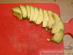 Салат из авокадо со свеклой: Авокадо очистить и нарезать пластинками толщиной 0,5 см