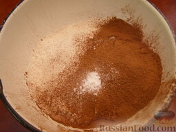Шоколадная лапша: Просеять в миску муку, какао. Добавить соль и ваниль. Тщательно перемешать.