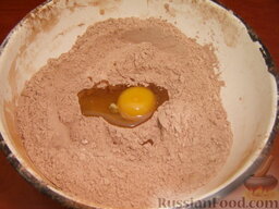 Шоколадная лапша: Добавить яйцо, перемешать.