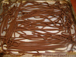 Шоколадная лапша: Нарезать тесто лапшой, разложить ровным слоем и оставить сушиться на сутки.