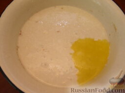 Открытый дрожжевой пирог с творожной начинкой: Добавить кефир (кислое молоко) и уже немного остывший маргарин. Перемешать.