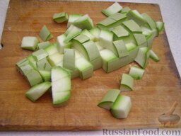 Овощная икра жареная: Как приготовить овощную икру:    Кабачки вымыть и нарезать кубиками.