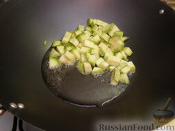 Овощная икра жареная: Разогреть в сковороде 3-5 ст. ложек растительного масла. Выложить кабачки, накрыть крышкой  и обжаривать их, помешивая, на среднем огне 10-15 минут.