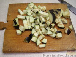 Овощная икра жареная: Пока кабачки жарятся, также, кубиками, нарезать баклажаны.