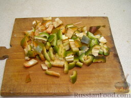 Овощная икра жареная: Болгарский перец мелко нарезать.