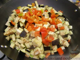 Овощная икра жареная: Добавить перец и помидоры в сковороду.