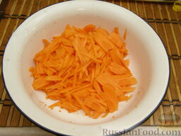 Овощная икра жареная: Очистить и натереть морковь.