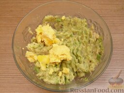 Салат-паштет из авокадо с яйцом: Добавить желток, снова размять до однородности.