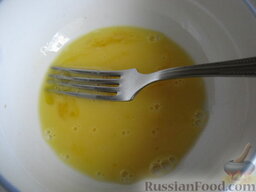 Омлет на молоке с зеленью: Как приготовить омлет с молоком на сковороде:    Вбить яйца в миску. Тщательно взбить яйца вилкой или венчиком.