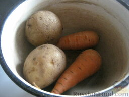 Салат "Осенний": Помыть картофель и морковь, залить холодной водой. Отварить до готовности, около 20-25 минут. Охладить.