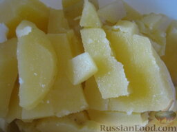Салат "Осенний": Картофель очистить и нарезать кубиками.
