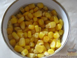 Салат "Осенний": Открыть баночку консервированной кукурузы.