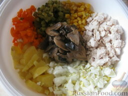 Салат "Осенний": Все ингредиенты выложить в миску. Добавить мелко резаный чеснок (по желанию) и вторую часть лука.