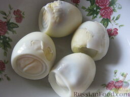 Салат "Осенний": Яйца отварить вкрутую. Охладить и очистить.