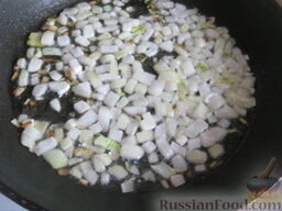 Салат "Осенний": Разогреть сковороду, налить растительное масло. Выложить половину лука. Обжарить на среднем огне, помешивая, 2-3 минуты.