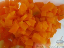Салат "Осенний": Вареную морковь очистить и нарезать кубиками.