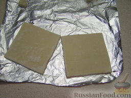 Слоеные тарталетки "Солнышко": Как приготовить тарталетки из слоеного теста:    Слоеное тесто разрезать на квадраты со стороной 10 см. Немного раскатать квадраты (так, чтобы толщина теста была 3-4 мм).