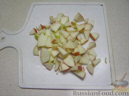 Слоеные тарталетки "Солнышко": Тарталетки слоеные можно выпекать пустыми или сразу с начинкой. Я решила сразу начинить тарталетки яблоками.   Для этого яблоко нужно вымыть, очистить от семян и мелко нарезать.
