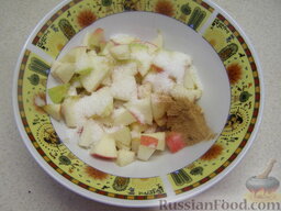 Слоеные тарталетки "Солнышко": Затем кусочки яблок смешать с корицей и сахаром.    Включить духовку.