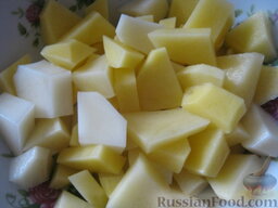 Рассольник с клецками: Очистить, помыть и нарезать кубиками картофель.